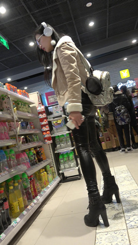 超市里时尚的皮裤小姐姐[863M/MP4]