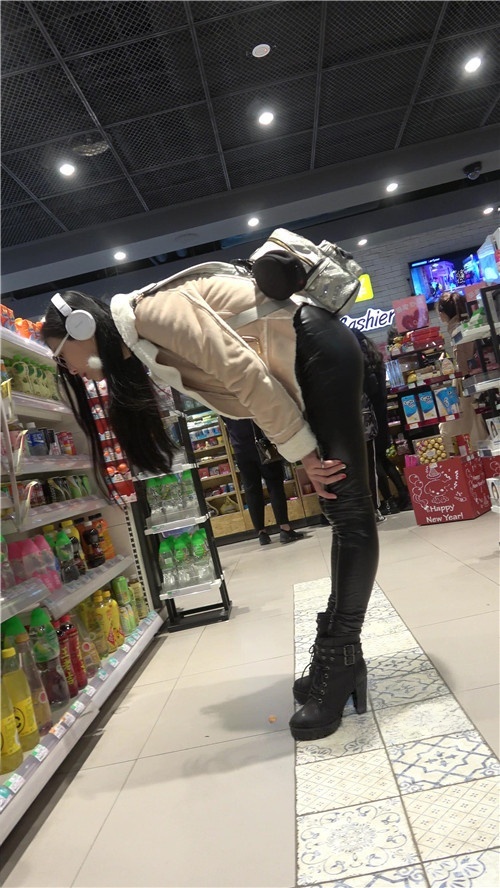 超市里时尚的皮裤小姐姐[863M/MP4]