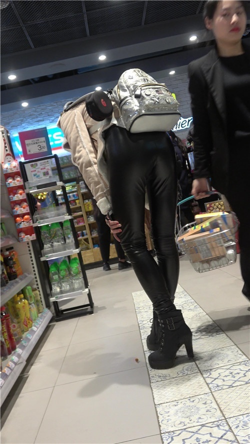 超市里时尚的皮裤小姐姐[863M/MP4]