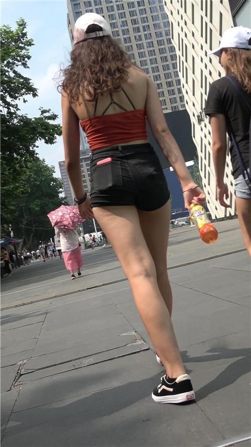 黑色热裤国外妹子[1.16G/MP4]