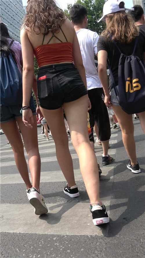 黑色热裤国外妹子[1.16G/MP4]