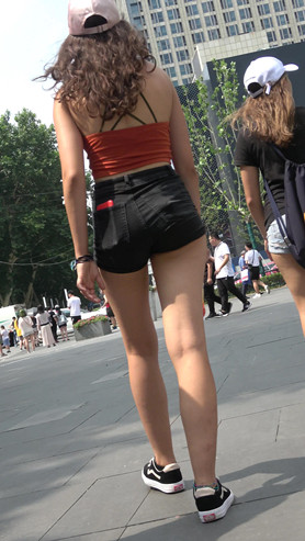 黑色热裤国外妹子[1.16G/MP4]