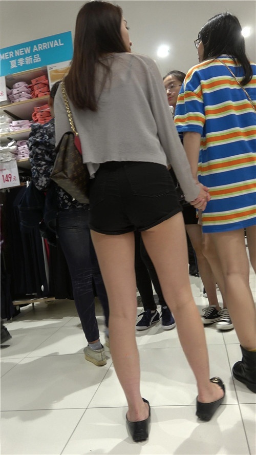 黑色牛仔热裤妹子[561M/MP4]