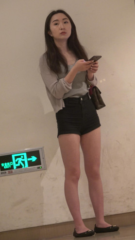 黑色牛仔热裤妹子[561M/MP4]