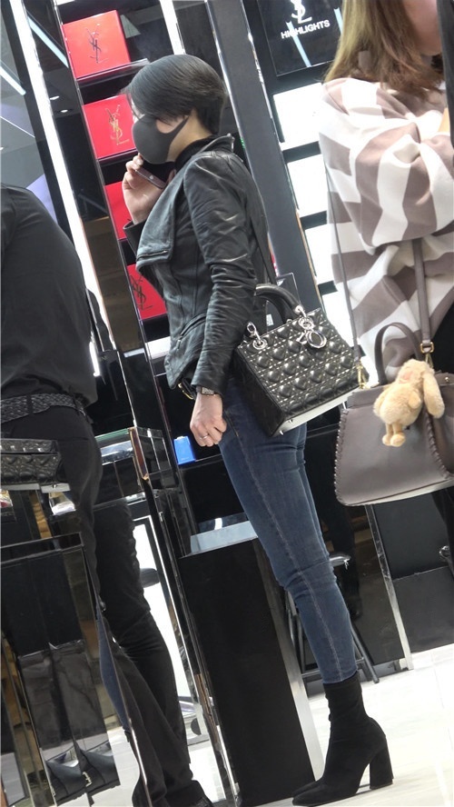 长腿牛仔裤短发妹子[900M/MP4]