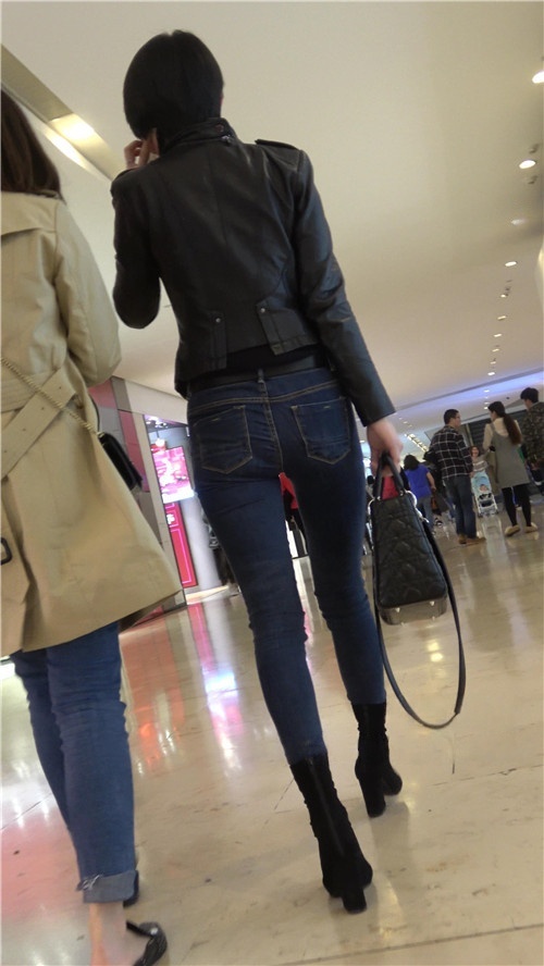 长腿牛仔裤短发妹子[900M/MP4]