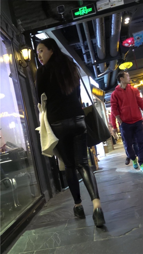 三组极品皮裤小姐姐[972M/MP4]