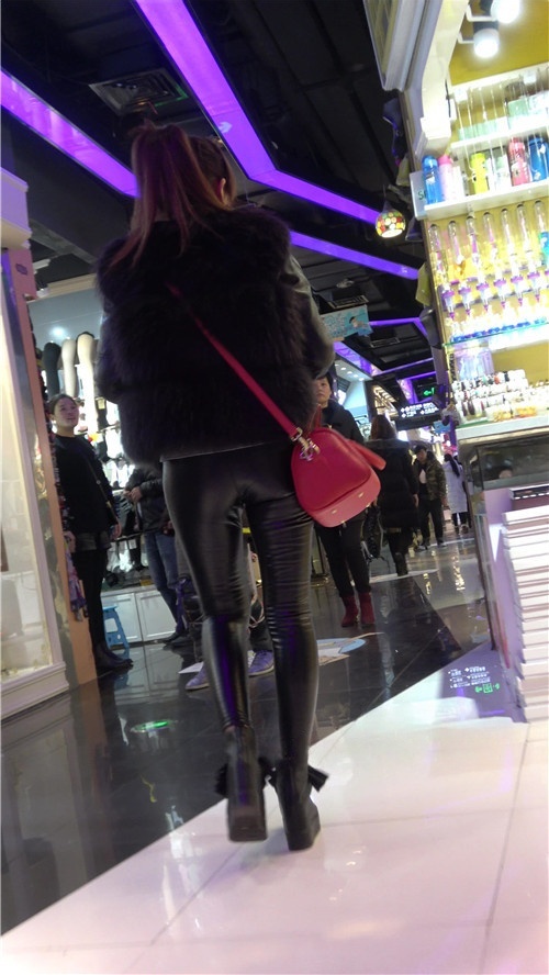 三组极品皮裤小姐姐[972M/MP4]