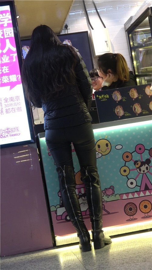 商场里的两个高靴皮裤美女[1.19G/MP4]