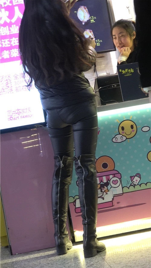 商场里的两个高靴皮裤美女[1.19G/MP4]