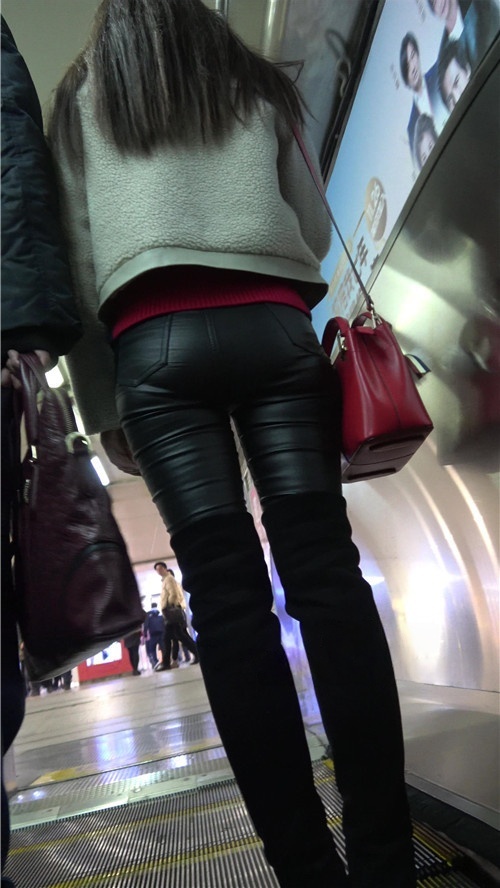 商场里的两个高靴皮裤美女[1.19G/MP4]