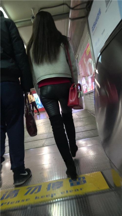 商场里的两个高靴皮裤美女[1.19G/MP4]