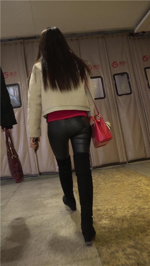 商场里的两个高靴皮裤美女[1.19G/MP4]