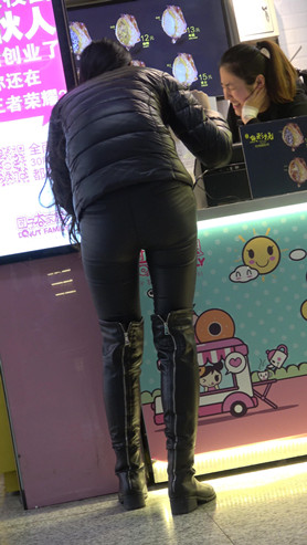 商场里的两个高靴皮裤美女[1.19G/MP4]