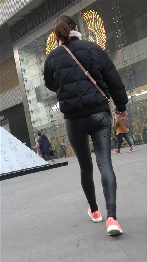 三组紧身皮裤美女[1.09G/MP4]