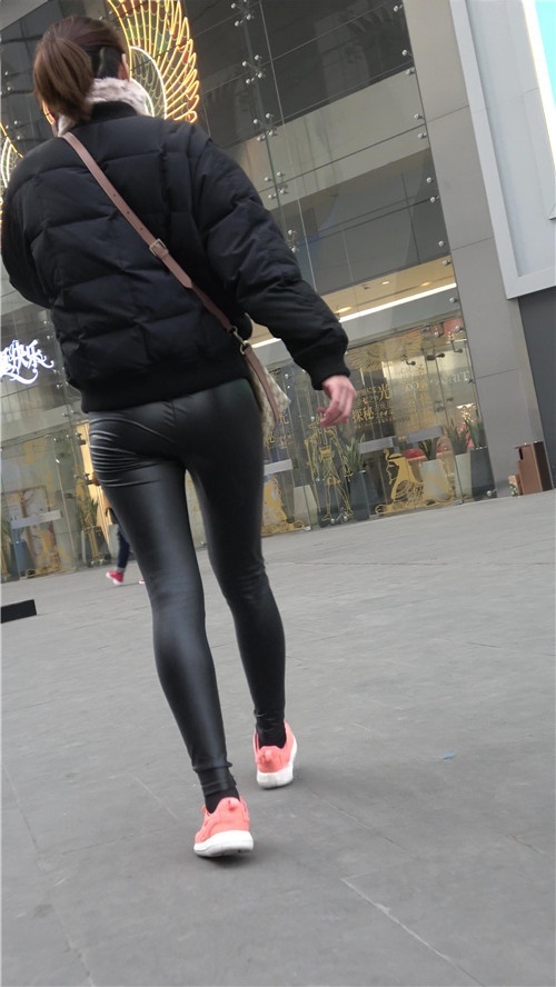 三组紧身皮裤美女[1.09G/MP4]