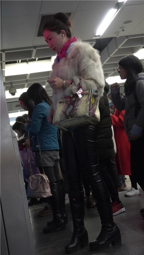 三组紧身皮裤美女[1.09G/MP4]