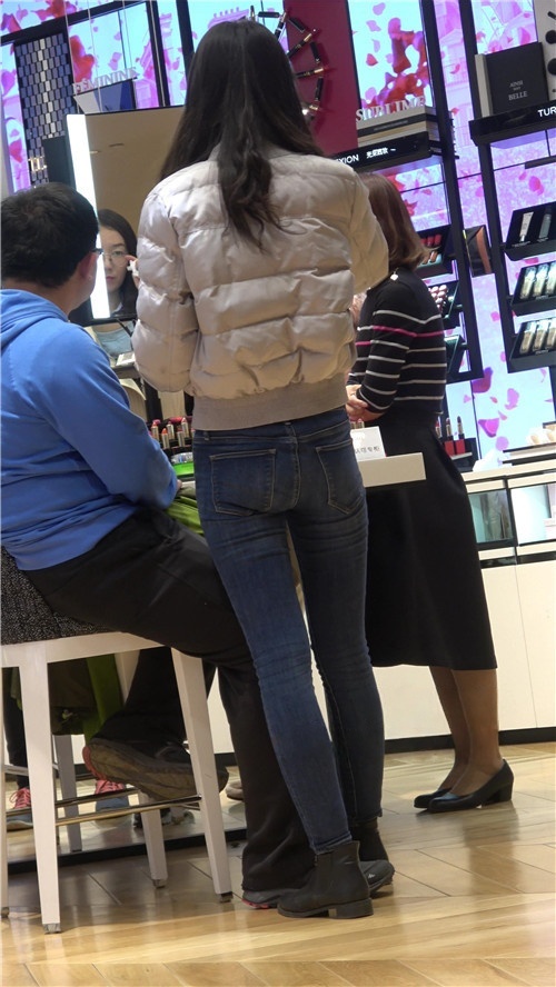 几组牛仔裤妹子[986M/MP4]