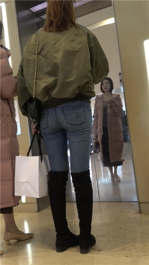 几组牛仔裤妹子[986M/MP4]