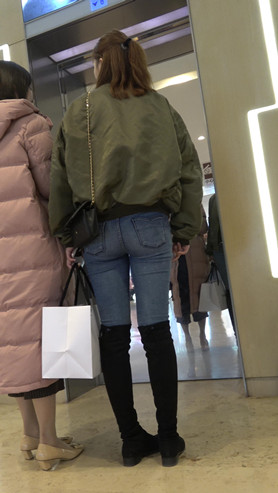 几组牛仔裤妹子[986M/MP4]