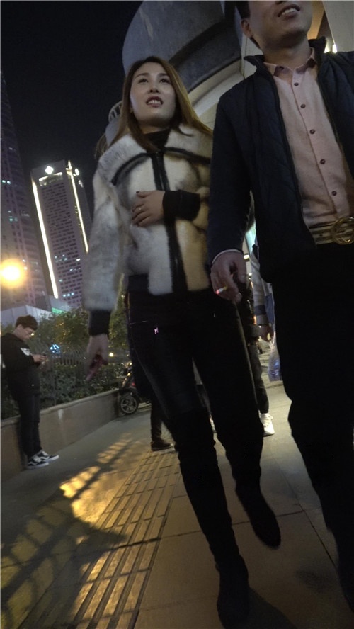 漂亮的黑色皮裤美女[1.08G/MP4]