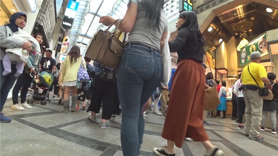 紧身蓝色牛仔裤美女[1.45G/MP4]