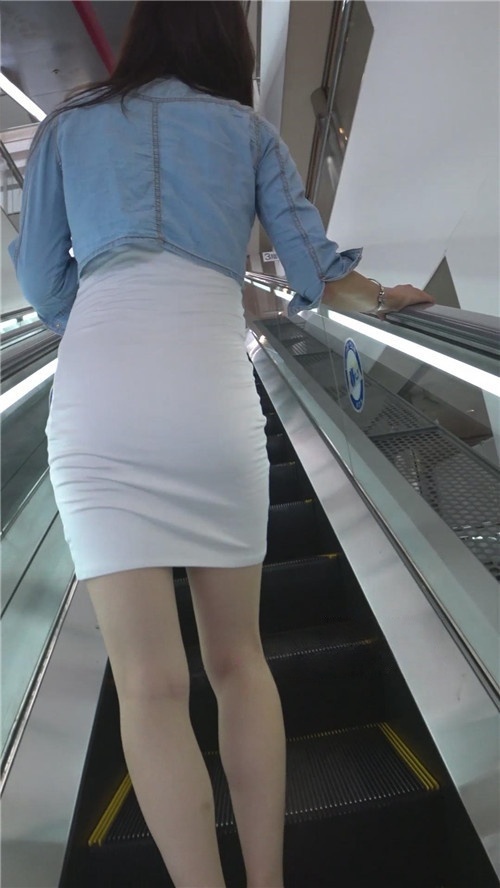 蓝衣白裙美眉[898M/MP4]