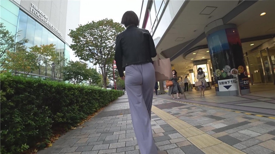 灰色休闲长裤美眉[1.39G/MP4]