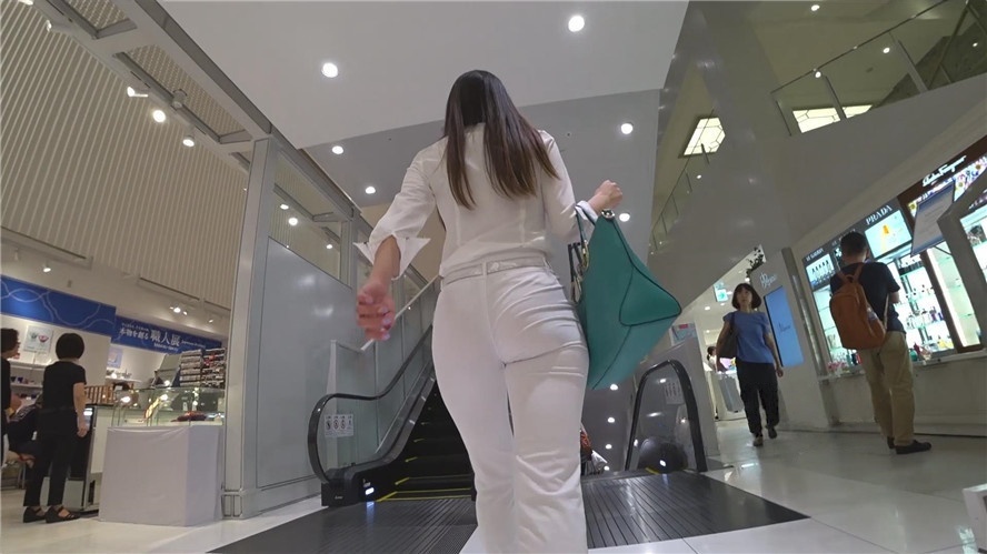 白色紧身裤美女[1.32G/MP4]