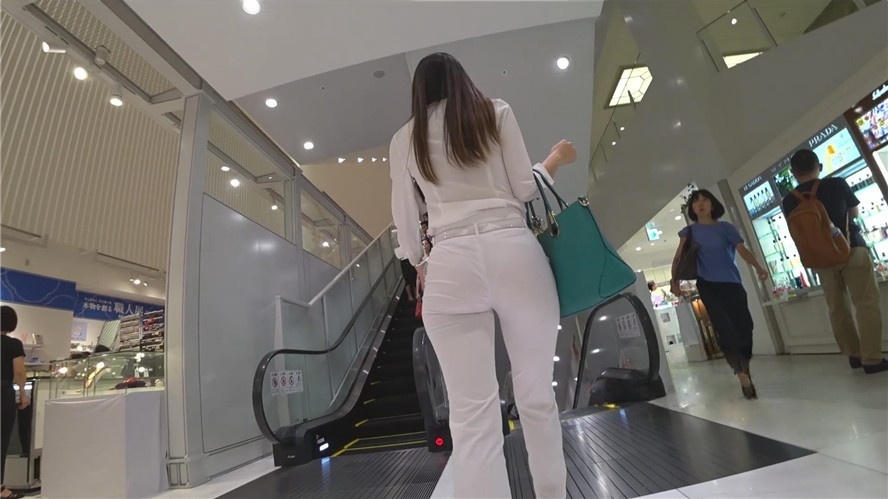 白色紧身裤美女[1.32G/MP4]