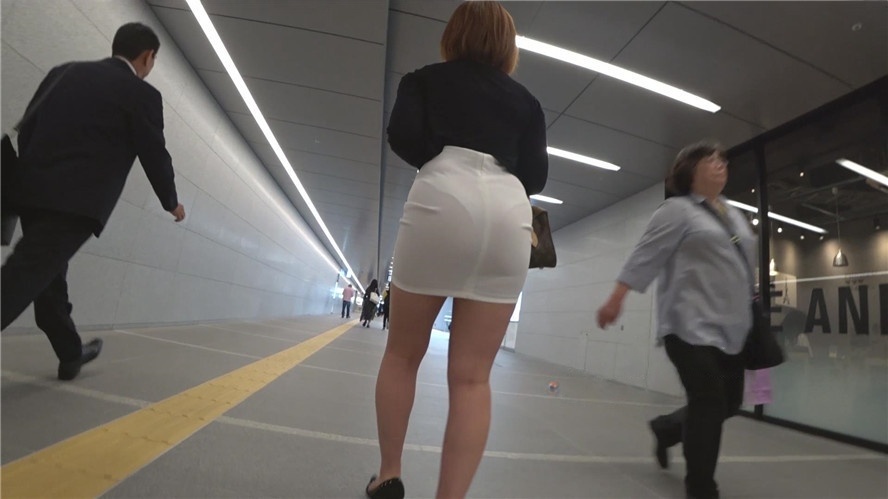 黑衣白裙美眉[1.13G/MP4]