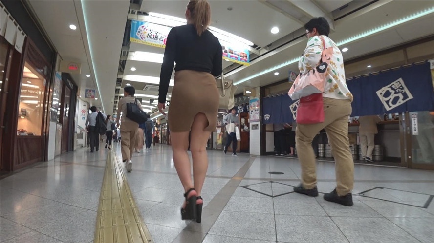 黑衣包屯后开叉短裙美眉[1.44G/MP4]