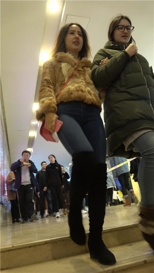 国外的蓝牛黑靴妹子[878M/MP4]