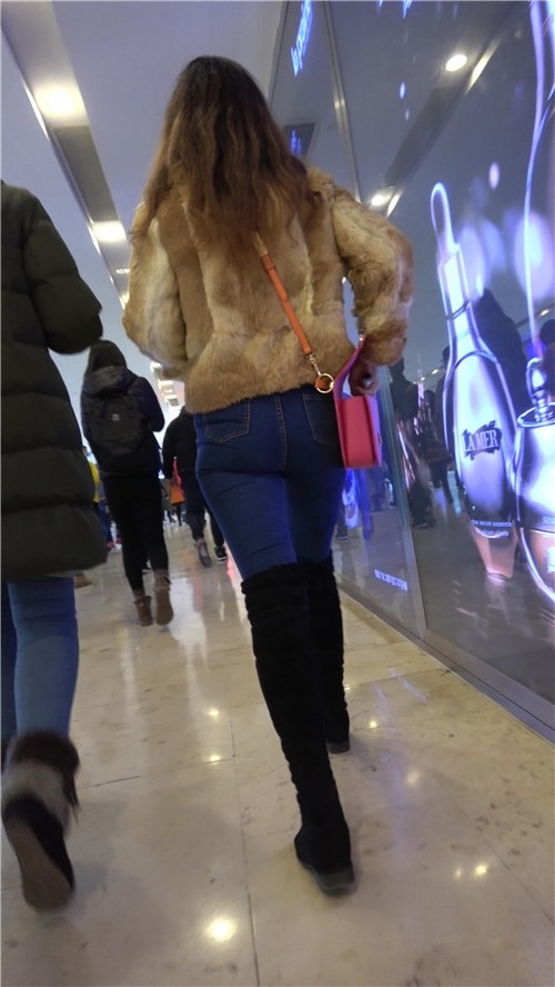 国外的蓝牛黑靴妹子[878M/MP4]