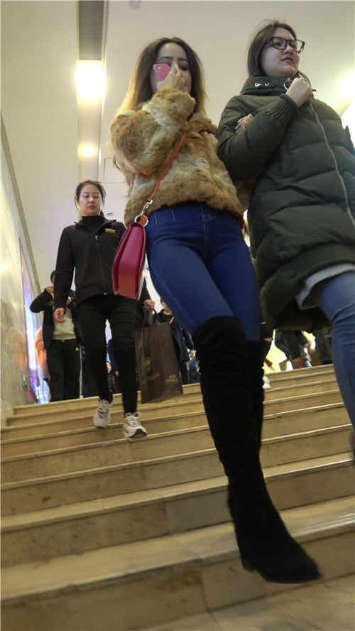 国外的蓝牛黑靴妹子[878M/MP4]