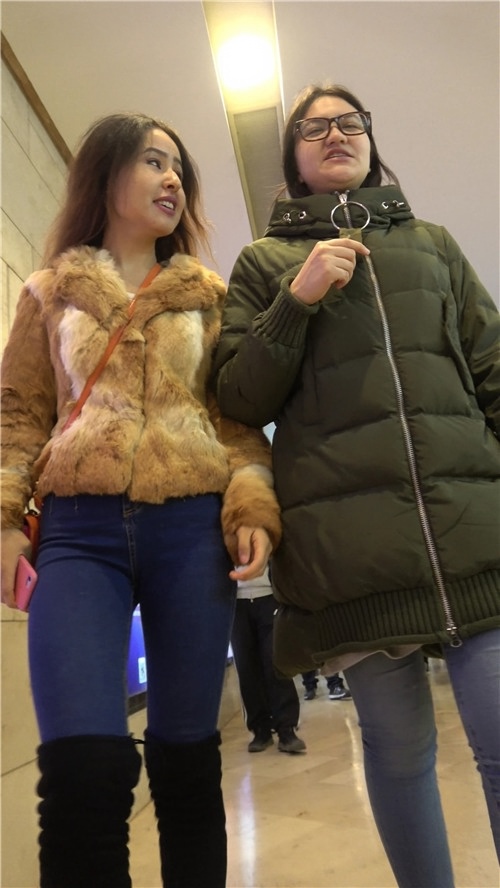 国外的蓝牛黑靴妹子[878M/MP4]