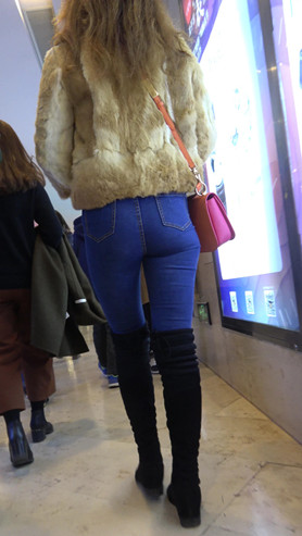 国外的蓝牛黑靴妹子[878M/MP4]