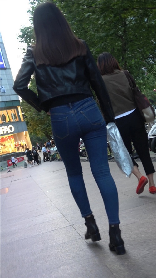 蓝色紧身牛仔裤小姐姐[991M/MP4]