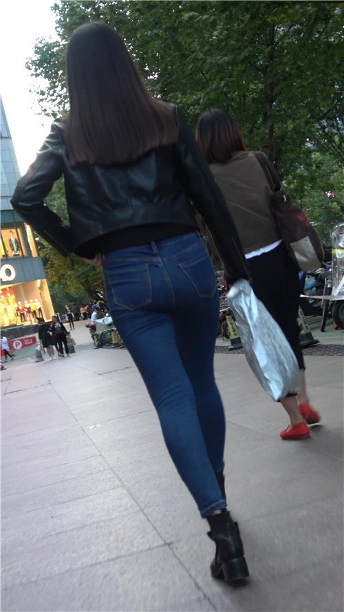 蓝色紧身牛仔裤小姐姐[991M/MP4]