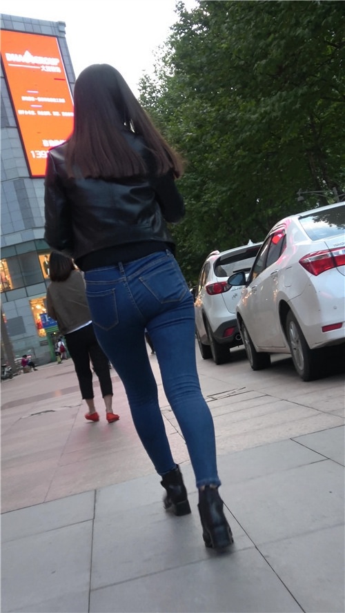 蓝色紧身牛仔裤小姐姐[991M/MP4]