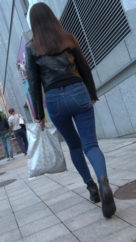 蓝色紧身牛仔裤小姐姐[991M/MP4]