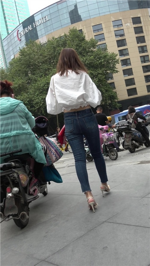 白衣牛仔裤小妹[1005M/MP4]