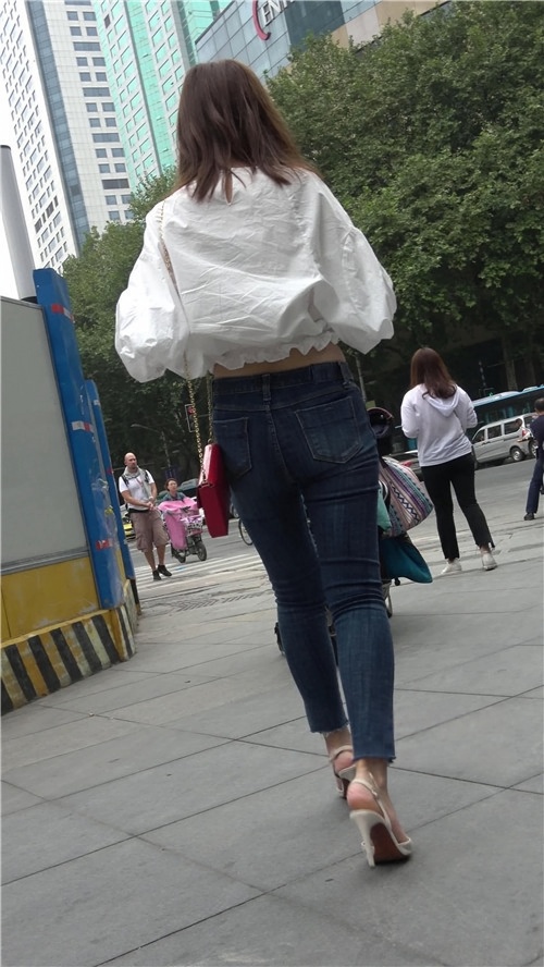 白衣牛仔裤小妹[1005M/MP4]