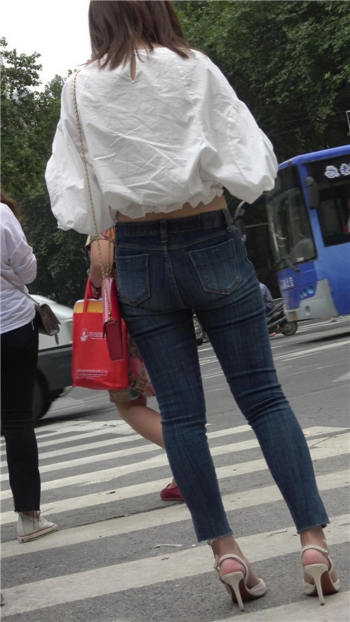 白衣牛仔裤小妹[1005M/MP4]