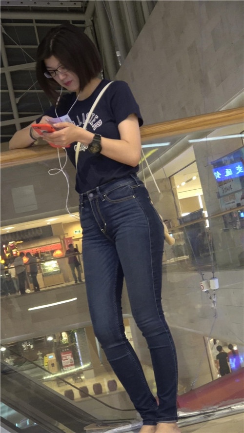 街拍两组牛仔裤妹子[1.51G/MP4]