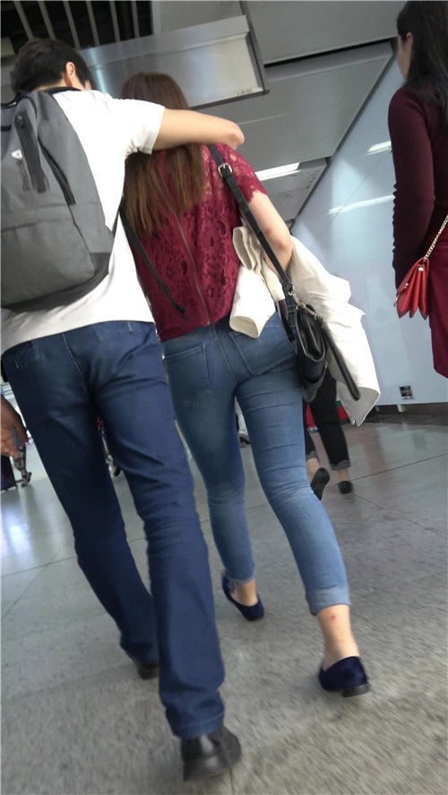 街拍两组牛仔裤妹子[1.51G/MP4]