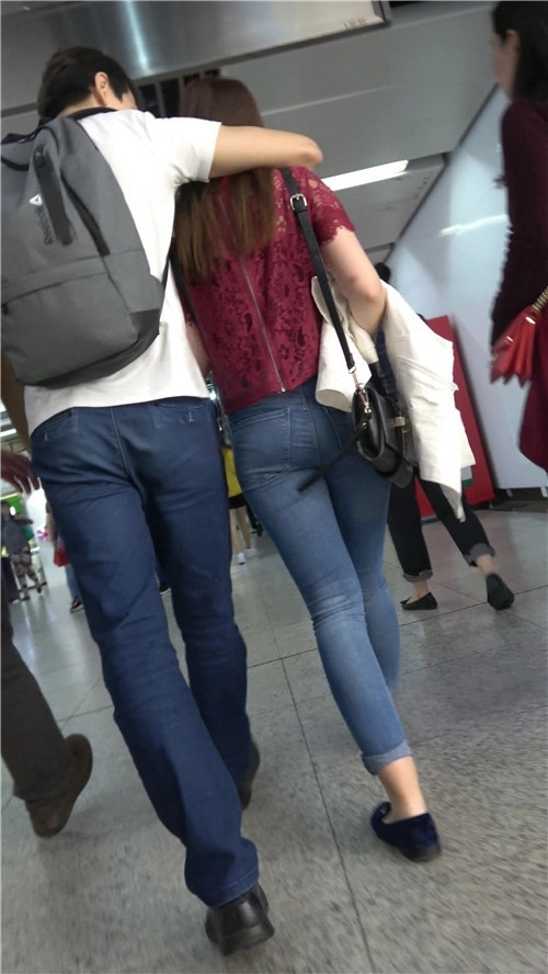 街拍两组牛仔裤妹子[1.51G/MP4]