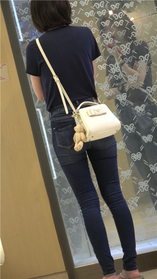 街拍两组牛仔裤妹子[1.51G/MP4]