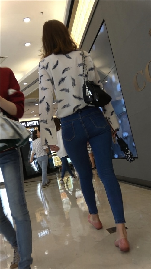 紧身牛仔小姐姐[345M/MP4]