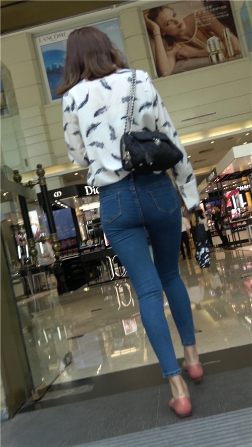 紧身牛仔小姐姐[345M/MP4]